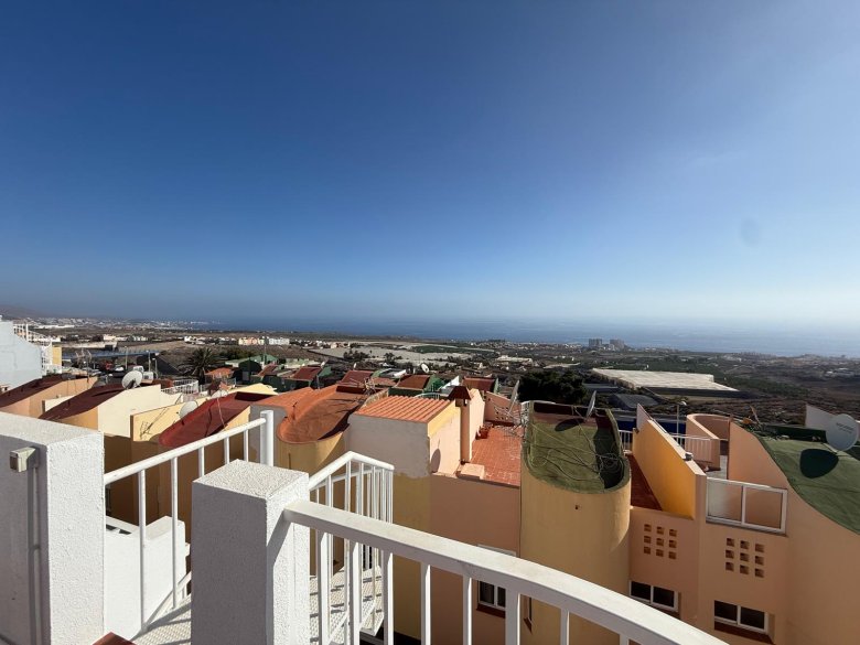 TENERIFFA: Stilvolles Stadthaus mit traumhafter Dachterrasse und Meerblick in Los Menores, Adeje