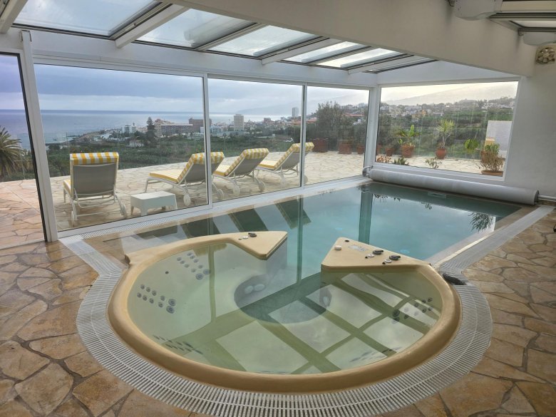 TENERIFE – Unique villa with sea views and separate practice in a prime location of Puerto de la Cruz