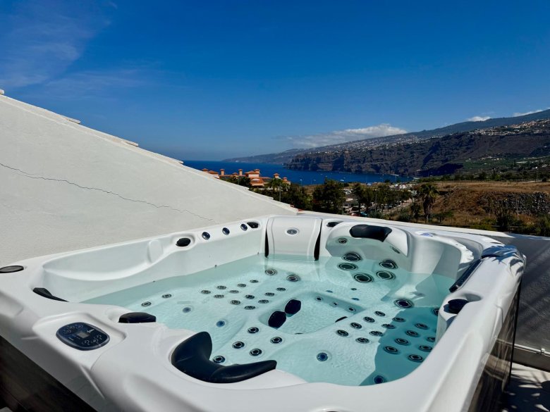 TENERIFE – Modern, luxurious triplex townhouse in the most exclusive area of Puerto de la Cruz (La Paz)