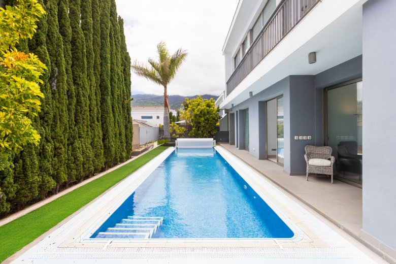 TENERIFE – Villa exclusiva frente al Atlántico con jardín, piscina y vistas al mar en Santa Úrsula / La Quinta