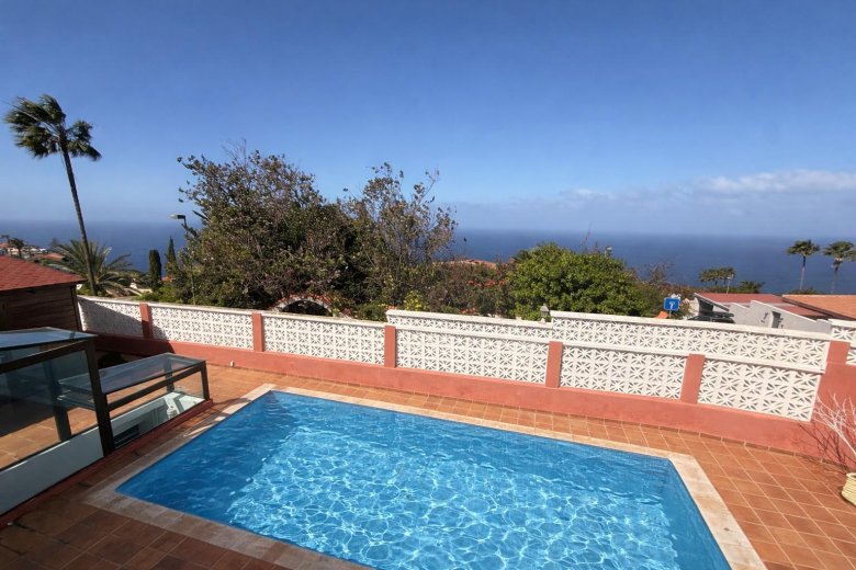 Tenerife – Spacious villa with sea and Teide views in an exclusive residential area