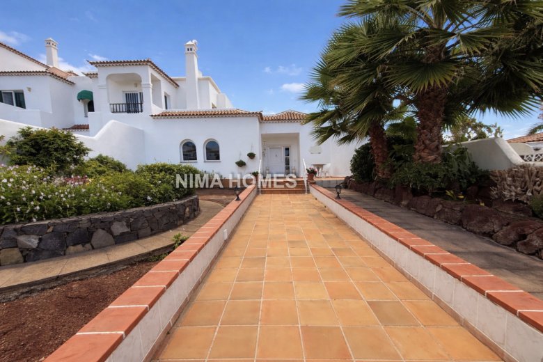 Tenerife: Stylish house with spacious gardens and versatile potential in Puerto de la Cruz.