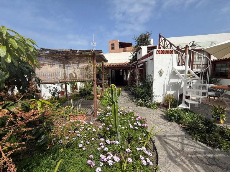 Tenerife: Exclusive historic residence with large garden and separate apartment in a prime location in Garachico