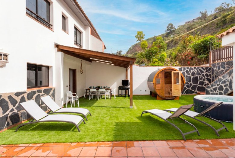 Tenerife – Exclusive villa with sea views, wellness area and active holiday rental license in El Sauzal