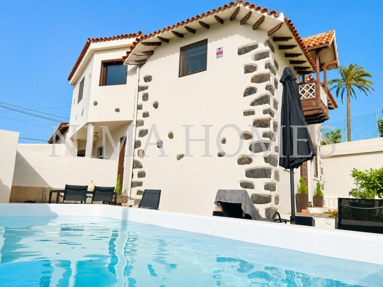 Tenerife – Encantadora casa canaria con piscina, licencia vacacional y gran potencial de desarrollo