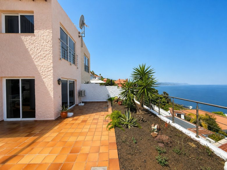 Tenerife: Exclusive Semi-Detached House with Spectacular Teide and Sea Views and Exceptional Development Potential in the North of the Island
