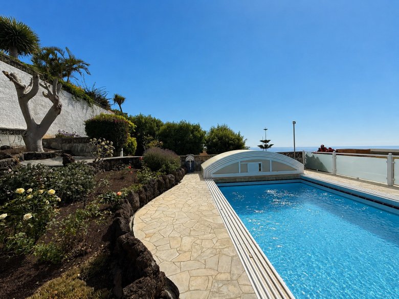Tenerife: Exclusive House with Separate Apartment, Beautiful Gardens and Exceptional Building Potential in Puntillo del Sol