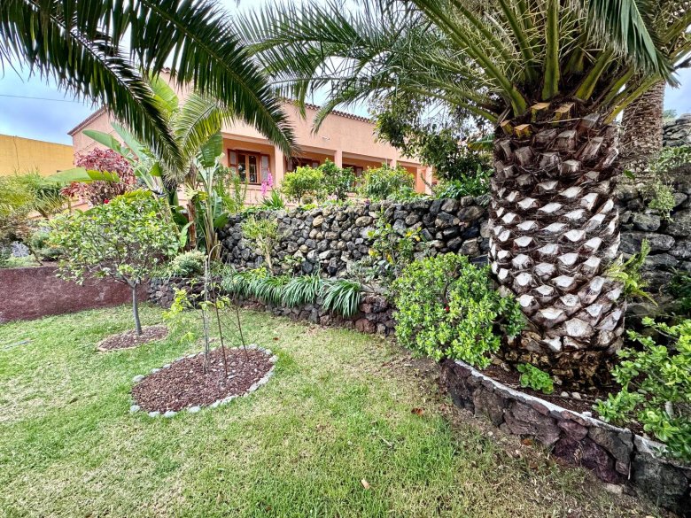Northern Tenerife – Charming House with Garden, Sea & Teide Views in Icod de los Vinos